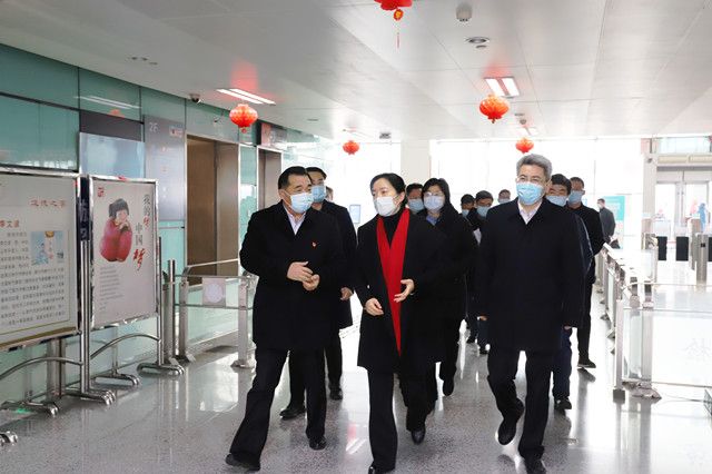 市領(lǐng)導(dǎo)至車站走訪慰問和疫情防控、保供應(yīng)保安全保暢通工作督查