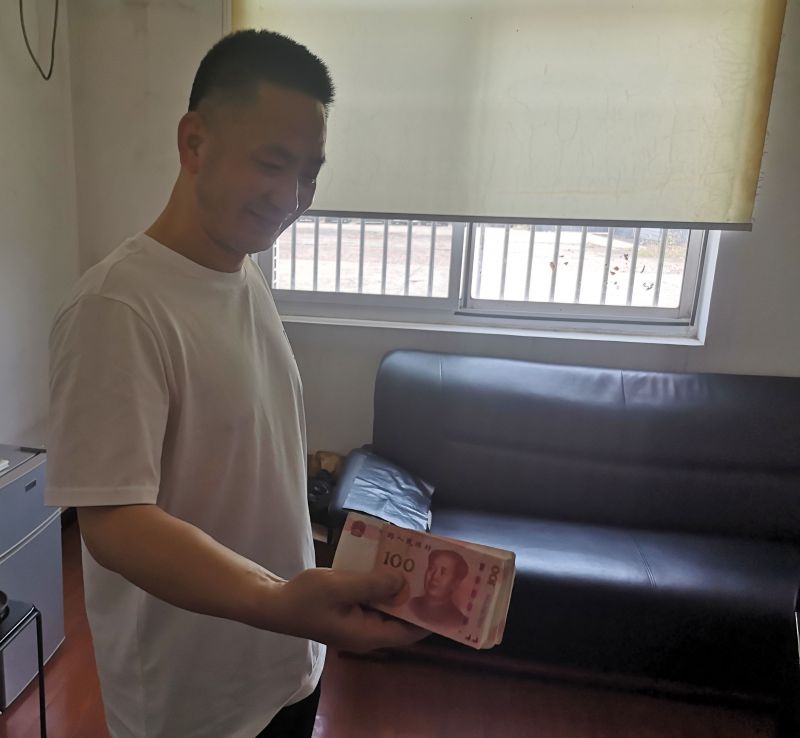 點贊！拾金不昧好的哥 萬元現(xiàn)金物歸原主